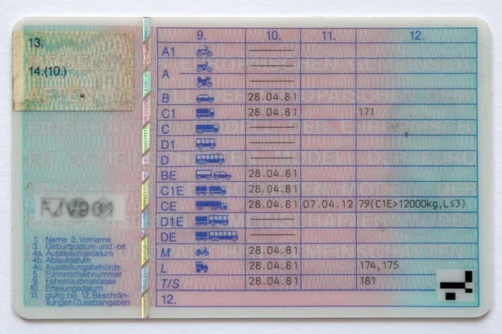   Auf der Rückseite des Führerscheins sind die für den Fahrer erlaubten Klassen vermerkt
