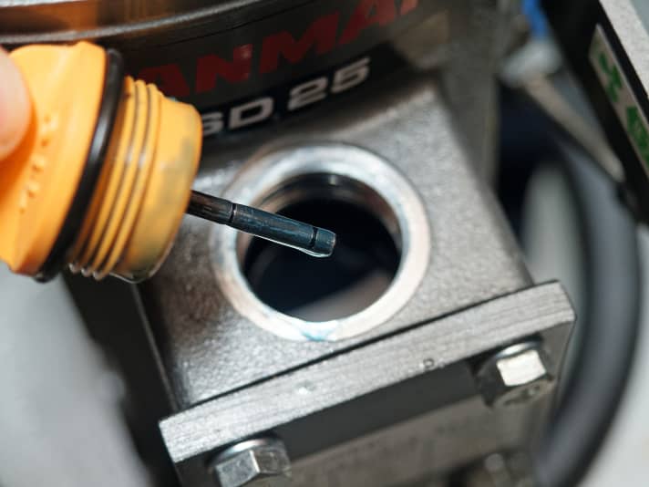 Getriebeöl muss klar sein, die Farbe des Schmiermittels hängt vom Hersteller ab. Schimmert es nach dem Laufen metallisch, ist eine Revision angesagt