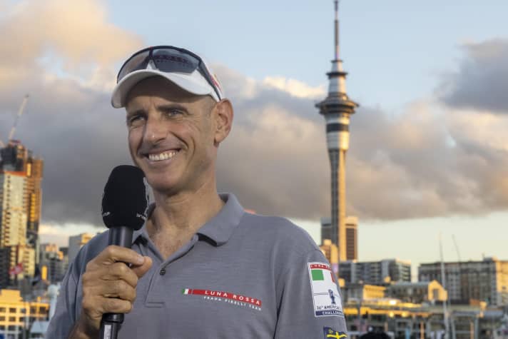   "Luna Rossas"-Co-Skipper Francesco Bruni hat oft einen guten Spruch auf den Lippen. Dem siebenmaligen Weltmeister aus Palermo mangelt es nicht an Humor. Am Samstag sagte er nach dem Ausgleich der Kiwis zum 3:3: "Dass ihr jetzt nicht denkt, wir haben das verabredet. Das ist nicht der Fall." Studio Borlenghi 