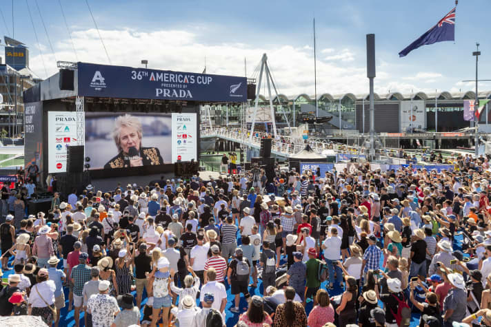   In Europa in der Corona-Pandemie nur schwer vorstellbar: Beim America's Cup in Auckland werden der Segelsport und der Sommer von den Fans gemeinsam gefeiert Studio Borlenghi 