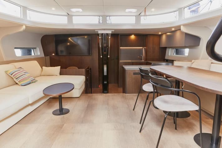   Cool und hell: Salon mit Pantry am hauptschott