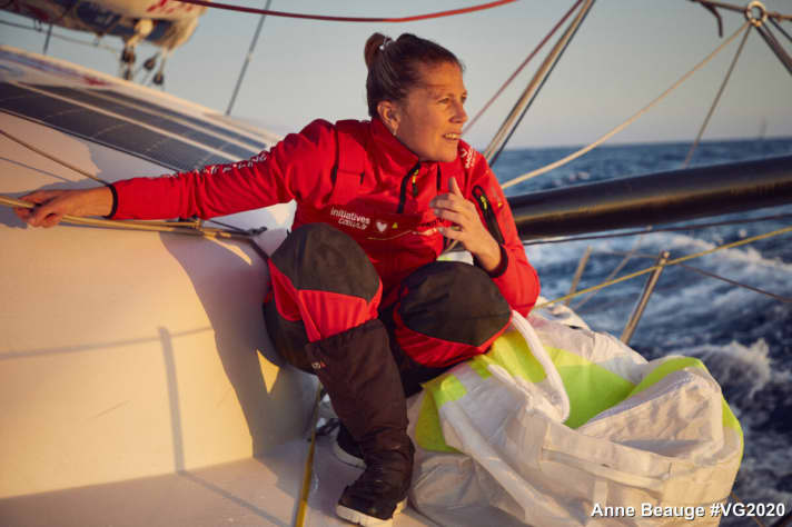   Yachtkonstrukteurin und sehr erfahrene Seeseglerin: Sam Davies an Bord ihrer "Initiatives – Cœur"