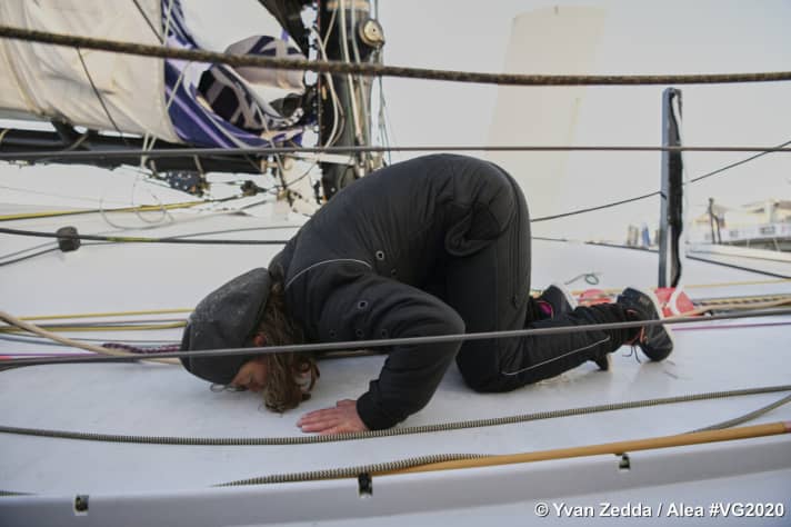   Alexia Barrier dankt ihrem Boot, das sie um die Welt getragen hat