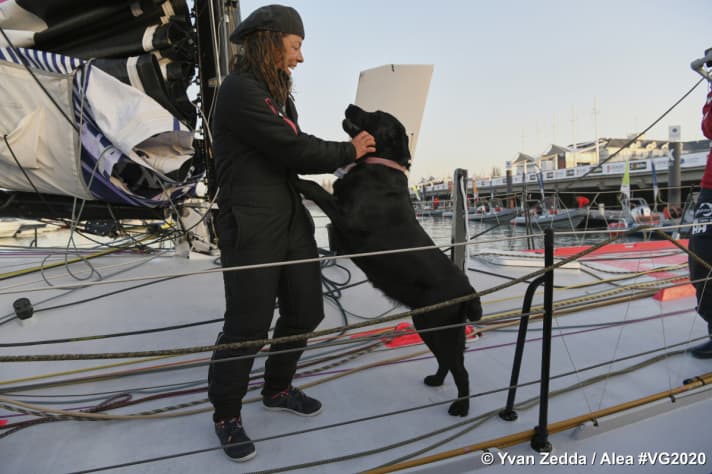   Glückliches Wiedersehen: Alexia Barrier und ihr schwarzer Labrador Nikka