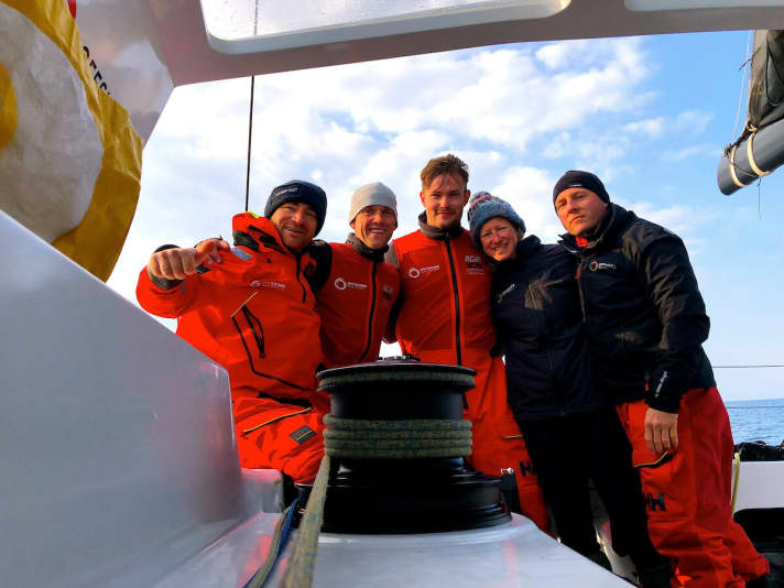   Die "Einstein"-Crew mit Skipper Robert Stanjek (r.) ist vor dem mit Spannung erwarteten Start am Samstag bester Dinge