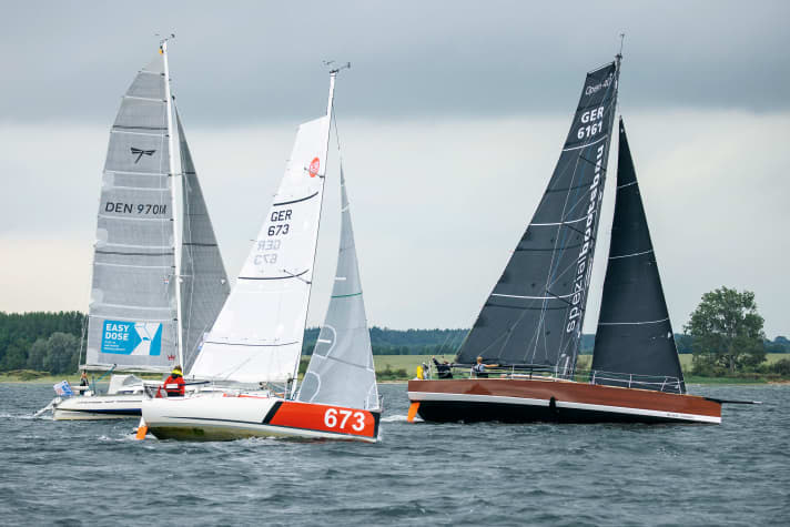  Schöne Regattaszene bei der MidsummerSail. Rechts im Bild ist die Siegerin "Black Maggy" zu sehen