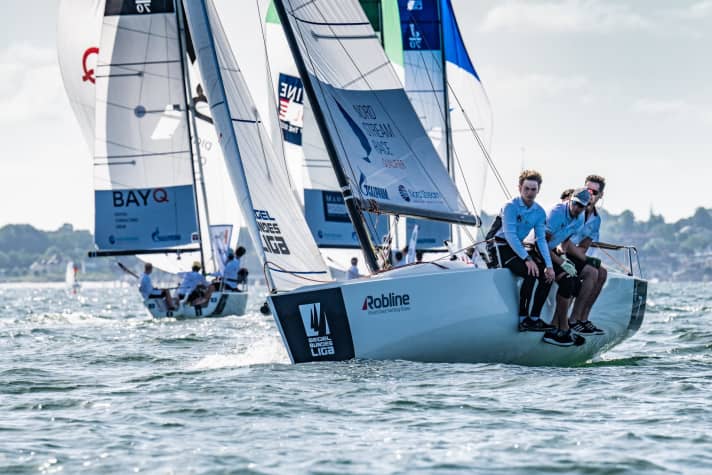   Die Crew vom Düsseldorfer Yacht-Club auf der Erfolgswelle vor Kiel