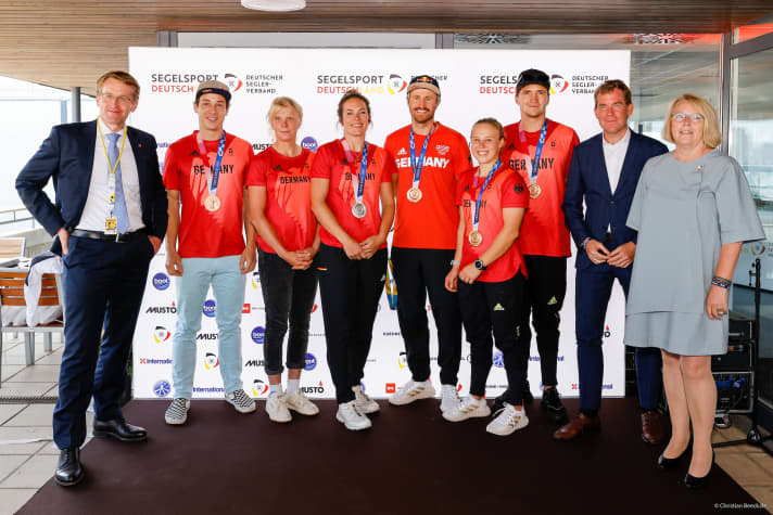   DSV-Ehrung für die erfolgreichen Olympiastarter mit DSV-Präsidentin Mona Küppers, Kiels Oberbürgermeister Ulf Kämpfer, Nacra-17-Steuermann Paul Kohlhoff mit seiner Bronze-Vorschoterin Alica Stuhlemmer, 49er-Bronze-Steuermann Erik Heil, Silberseglerin Susann Beucke, Laser-Radial-Steuerfrau Svenja Weger, 49er-Vorschoter Thomas Plößel und Schleswig-Holsteins Ministerpräsident Daniel Günther (von rechts)