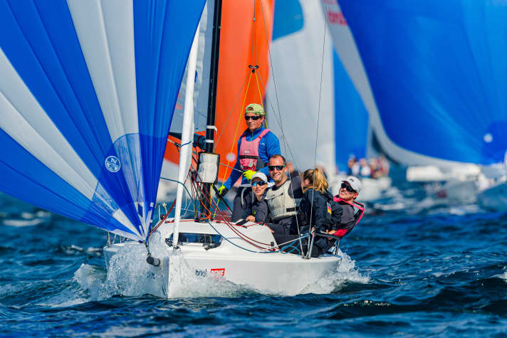   Diese kraftvolle Momentaufnahme gelang Kieler-Woche-Fotograf Sascha Klahn: Claas Lehmann steuerte seine J/70-Crew am ersten Wettfahrttag auf Platz zwei