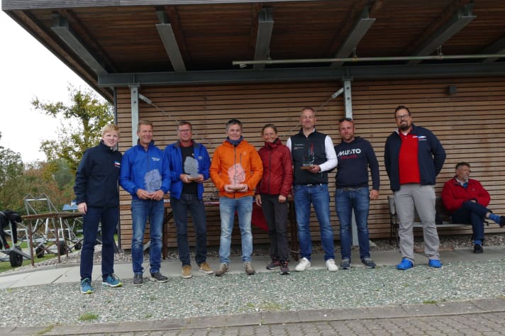   Die schnellsten Segler der Baltic 500 in ORC 1. Sieger Leif Jägersbrand und Anna Drougge in der Mitte mit roter und orangefarbener Jacke. Sie gewannen nicht nur in der Gruppe ORC 1, sondern auch die ORC-Gesamtwertung. Darüber hinaus waren sie das schnellste ORC-Mixed-Boot. Die beiden Schweden haben sich direkt in das Baltic 500 verliebt und wollen nächstes Jahr wieder mit von der Partie sein