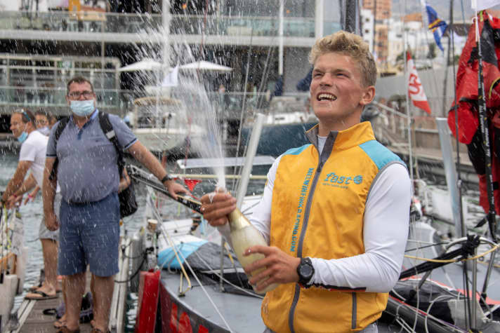   Melwin Fink im Glück: Hier hatte der junge Skipper nach außergewöhnlichem Husarenritt gerade die erste Etappe im Mini-Transat 2021 gewonnen