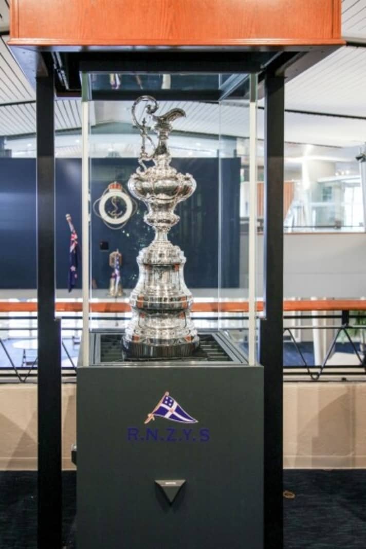   Der America's Cup in seiner Schauvitrine in der Royal New Zealand Yacht Squadron im neuseeländischen Auckland