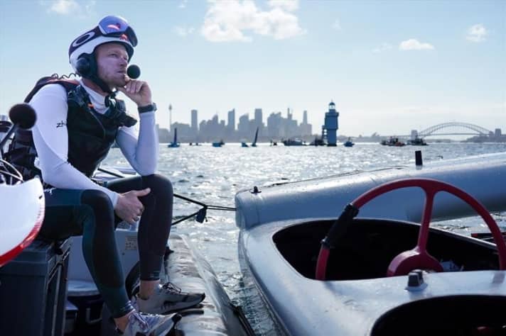   Seiner Chancen auf den Sieg in der Saisonwertung voraussichtlich beraubt: Japans Skipper Nathan Outteridge nach dem Crash