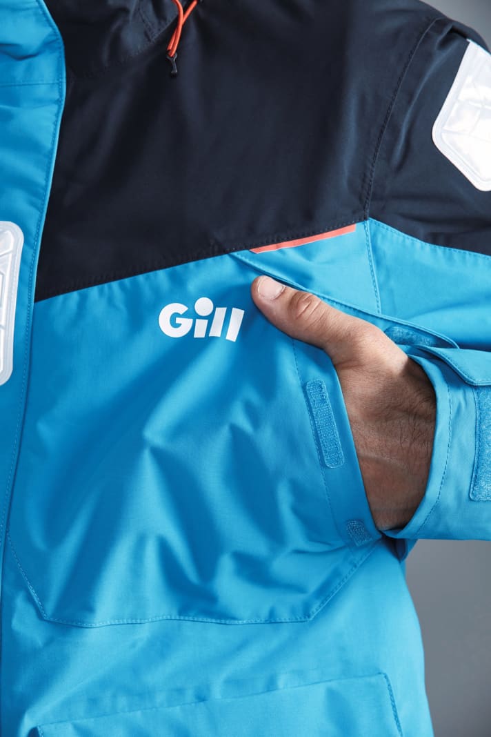   Sowohl auf der Brust als auch hinter den aufgesetzten Taschen am Saum der Jacke sind gefütterte Wärmetaschen vorhanden