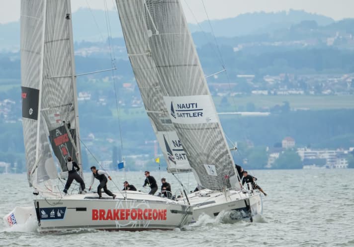   Jagdszenen auf dem Bodensee, wo das Match Race Germany regelmäßig Zehntausende Besucher lockt. Hier liegt die Crew um den beim Publikum beliebten Österreicher Max Trippolt in Führung