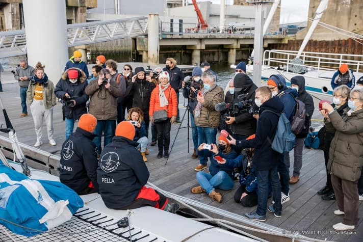   Abschied aus der Wiege des Seesegelsports in Lorient: Die "Use it again!"-Crew kurz vor dem Start zur Weltumsegelung