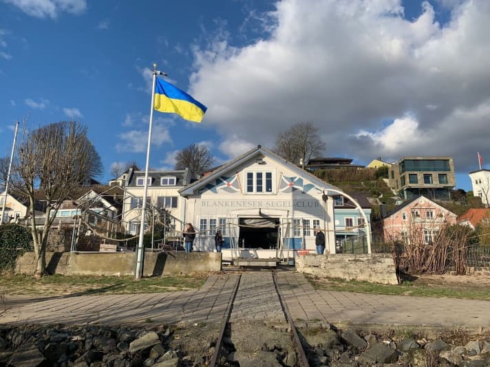   Ein Beispiel für viele Solidaritätsbekundungen in Richtung Ukraine: Der Blankeneser Segel-Club hat am Hamburger Elbufer vor seinem Bootshaus die ukrainische Flagge gehisst