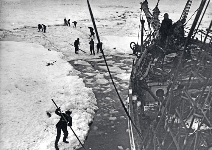   Lange wehrt sich die Crew gegen das Eis. Doch am Ende siegt es und schickt die "Endurance" auf Tiefe