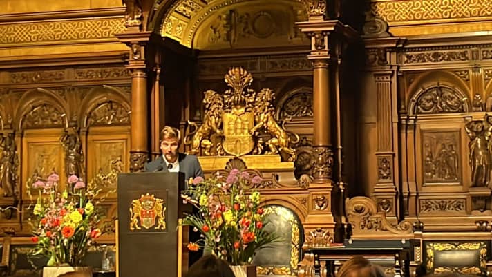   Der Vielgeehrte auf der goldenen Bühne im prächtigen Großen Festsaal des Hamburger Rathauses: Boris Herrmann bedankte sich bei den Veranstaltern und der Stadt Hamburg für ihr Engagement für den Segelsport