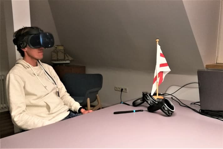   Studienteilnehmer mit Virtual-Reality-Brille, durch die Wellenbewegungen zu sehen sind