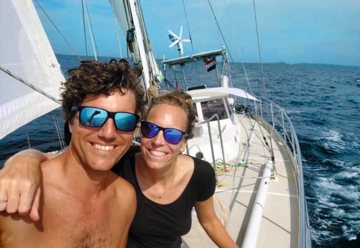   Yvette Oeben und Alexander Droog, beide 35, sind seit August 2020 auf Weltumsegelung. Nun stehen sie vor der großen Heraus­forde­rung, in der Südsee einen neuen Mast zu beschaffen