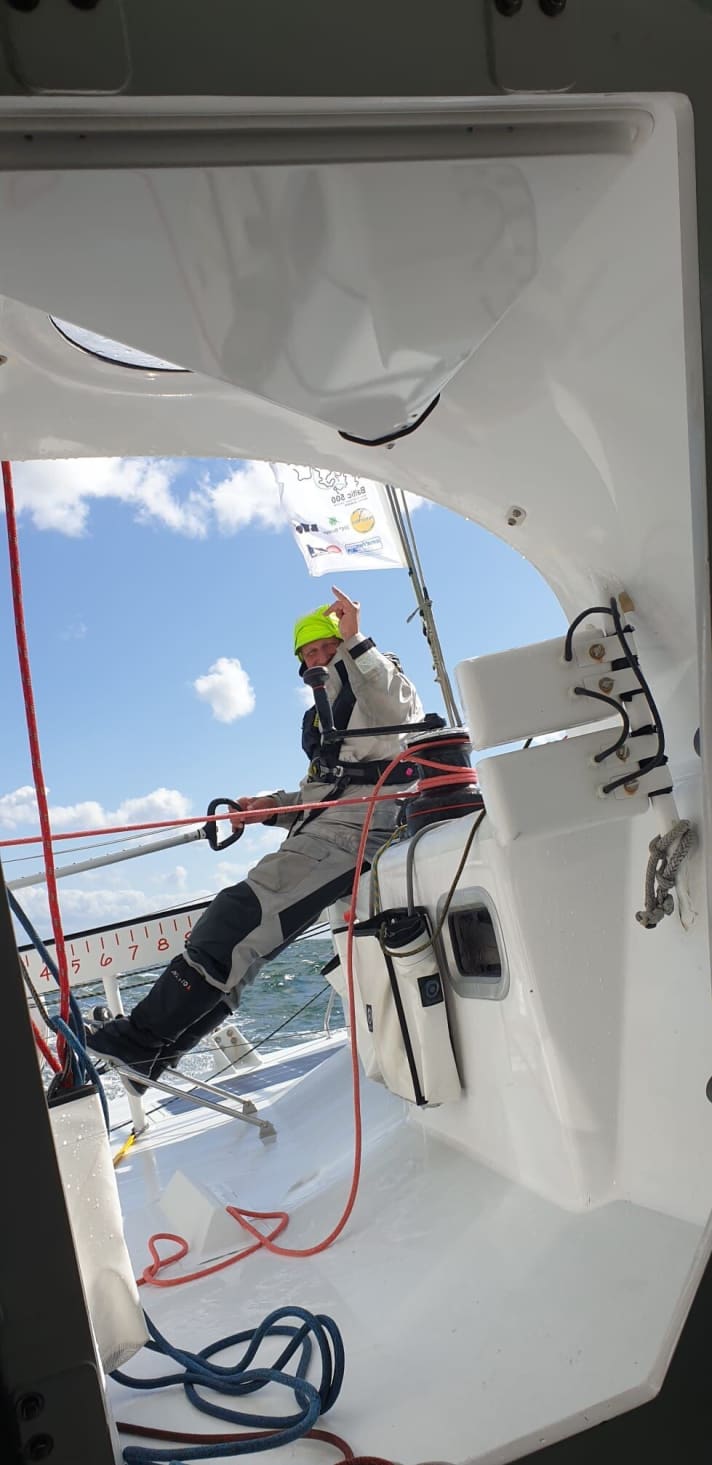   Hat das stürmische Rennen bislang genossen, will aber sein Boot den zu erwartenden Extrem-Belastungen nicht weiter aussetzen: "Red"-Skipper Mathias Müller von Blumencron