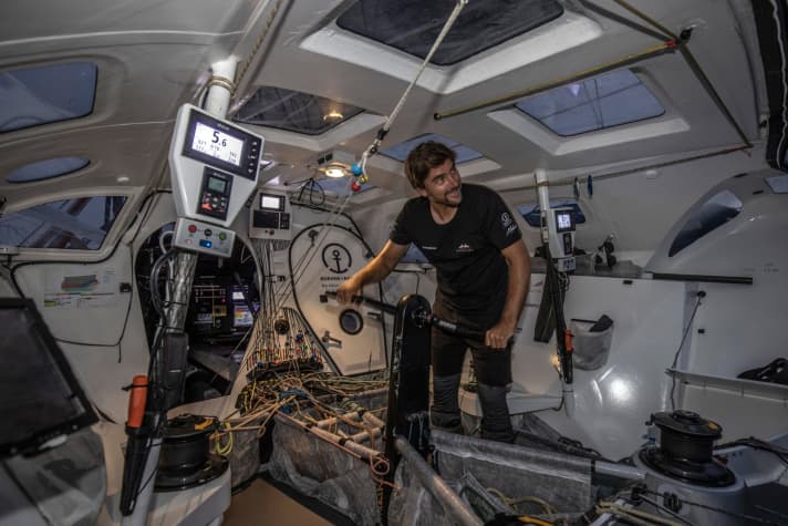   Arbeit ist immer, ob auf dem Boot oder an Land. Fotograf Andreas Lindlahr hielt diese Szene 2020 fest