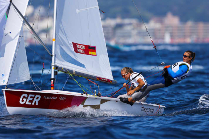   Hier ist Anastasiya bei den Olympischen Spielen in Japan 2021 mit Steuerfrau Luise Wanser im Einsatz. Inzwischen gab es Crew-Wechsel, denn der 470er wird künftig olympisch von Mixed-Teams gesegelt. Anastasiya Winkel kämpft mit ihrem Steuermann Malte Winkel um ihre zweite Olympiateilnahme. Luise Wanser hat mit ihrem bayerischen Vorschoter Philipp Autenrieth das gleiche Ziel