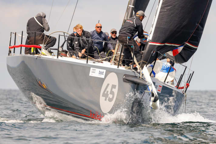   ORC-Weltmeister Michael Berghorn vom Kieler Yacht-Club  segelte mit seiner "Halbtrocken 4.5"-Crew beim Kiel-Cup in der großen Gruppe auf Platz drei