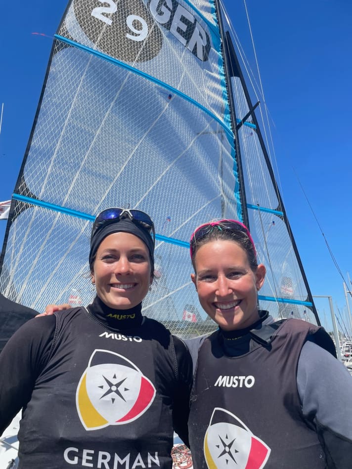   Tina Lutz (r.) und Susann Beucke nehmen nach 5.611 Tagen in einem Boot am letzten Sonntag der 128. Kieler Woche Abschied vom gemeinsamen olympischen Leistungssport