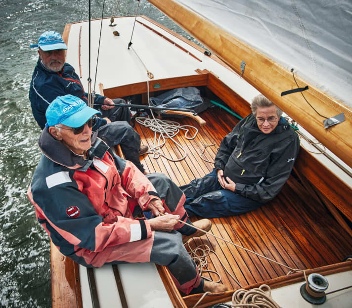   Drei in einem Boot, die Urenkelin eines der Ersteigner, Eigner „Sigi“ Rittler (vorn) und Steuermann Jörg Mössnang 