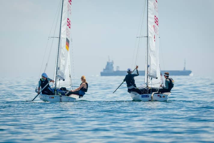   Wettpaddeln statt Segeln: ein heiteres Symbolbild für den letzten Samstag der 128. Kieler Woche