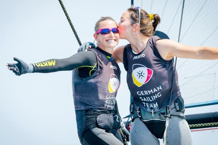   Abschiedskuss: Susann Beucke gibt ihn ihrer Steuerfrau Tina Lutz nach der letzten gemeinsamen Regatta im olympischen Skiff 49er FX vor Kiel