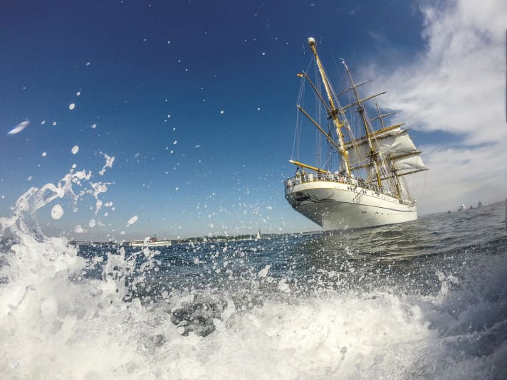   Schöner Kontrast zu den modernen Booten des sportlichen Kerns der Kieler Woche: die Windjammer auf der Förde