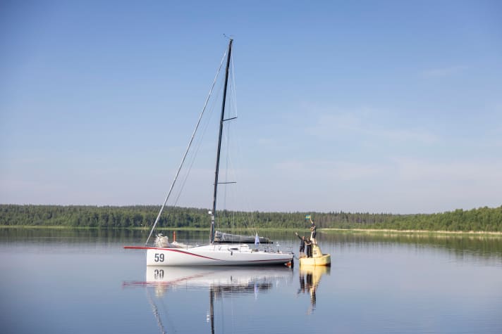   Die Ruhe nach dem Rekordsturm: die "Red" im kleinen schwedischen Hafen von Töre. Ihre Crew hält die Ankunft mit dem klassischen MidsummerSail-Foto auf der Tonne fest