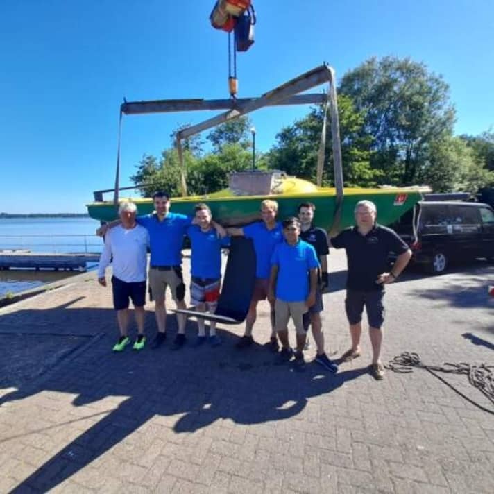  Meilenstein-Erfolg für die Regnoc-Antreiber: Frank Schönfeldt und das Team um Jens Dannhus kurz vor dem ersten Schleppversuch auf dem Zwischenahner Meer