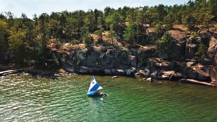   Grandiose Naturkulisse für das kleine Segel-Dingi auf großer Fahrt: die Felsküste nordwestlich von Turku