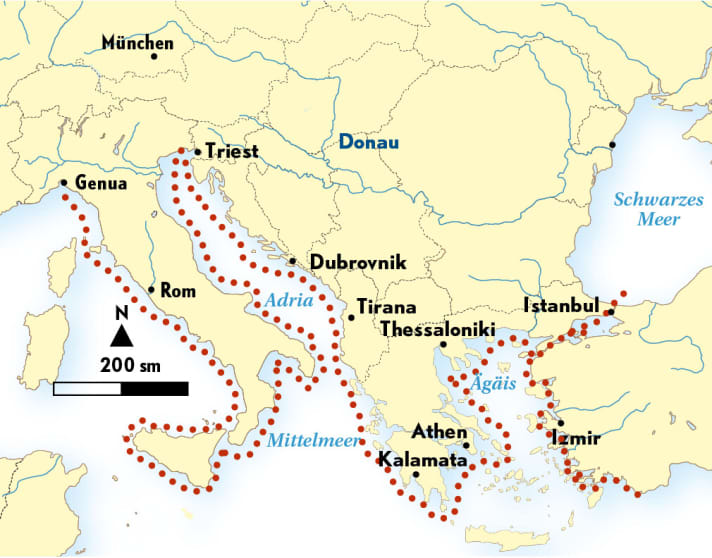   Der Törn Von der Küste Liguriens bis ans Südende der türkischen Ägäisküste – seit mittlerweile 15 Jahren bin ich inzwischen mit kleinen Booten unterwegs, aufgeteilt in bislang 33 Etappen. Es ist eine Herausforderung, die ich mir selbst stelle und die zugleich den Reiz dieser langen Fahrt für mich ausmacht: Ich folge der Festlandküste, die immer an Backbord bleibt. Es gibt keine größeren Abkürzungen, im Gegenteil, ich segele auch zu Inseln, die einfach zu reizvoll sind, um sie auszulassen. Denn: Ich will nicht einfach so schnell wie möglich vorankommen.  Vielmehr geht es mir darum, das Land zu sehen, es kennenzulernen. Ich nehme mir die Freiheit, überall dort zu stoppen, wo ich Lust dazu verspüre. Nur Wind- und Muskelkraft bringen mich vo­ran. Das ist die ultimative Freiheit, der größte Genuss! Mit jeder gesegelten Meile wächst das magische Kielwasser zu einem immer größeren Ganzen, das mich erfüllt. Das Meer mit einem motorlosen Segelboot zu befahren und neue Küsten und Länder mit einfachsten Mitteln anzusteuern ist einer der besten Lehrmeister. Egal, wie viel Erfahrung man bereits hat, man kann immer noch dazulernen und wachsen.   Die Etappen  Oktober 2017: Schwarzes Meer, Bosporus, Istanbul bis Ekinli  Oktober 2018: Ekinli bis Sahinburgaz (Marmarameer)  Juli 2019: Sahinburgaz bis Troja (Güzelyali) Oktober und November 2021: Troja bis Ephesos (Kusadasi) Januar 2022: Kusadasi bis Bodrum Februar 2022: Bodrum bis Datça  April 2022: Datça bis Kas
