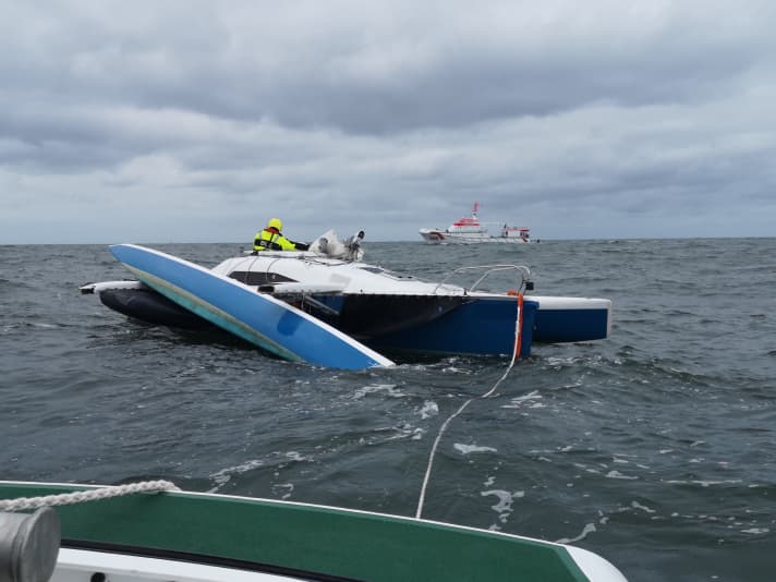   Gefährlicher Schaden: Der Steuerbord-Ausleger hat sich aus seiner Befestigung gelöst, der Mast kam von oben.