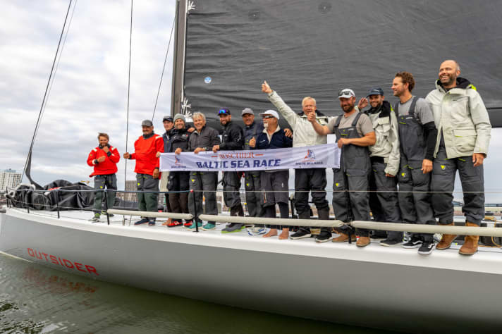   Trotz der so knapp verpassten Line Honors herrschte auch Freude an Bord von Tilmar Hansens "Outsider", deren Crew das Duell mit dem "I love Poland"-Team genoss und hier den Siegern gratulierte