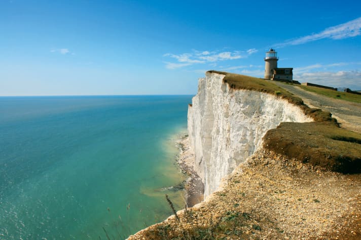 Der Leuchtturm Belle Tout thront auf einem Kreidefelsen an der englischen Kanalküste