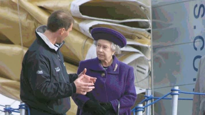 Pete Goss erklärt der Queen seinen Katamaran „Team Philipps“