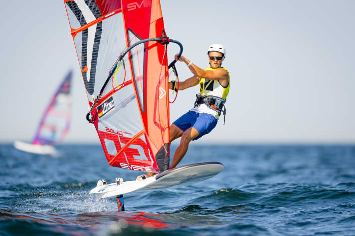 Hat ehrgeizige Pläne auf dem foilenden Board: Windsurfer Jakob Ditzen gewann die GIDJM-Serie vor Schilksee im  Open Windfoil souverän Copyright: Sascha Klahn/saschaklahn.com