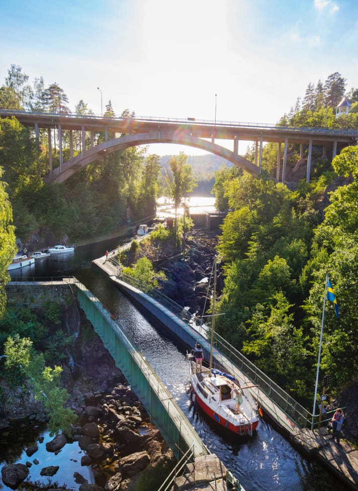 Die einzige Stelle in Europa, an der sich Straße, Eisenbahn und Wasserweg kreuzen:  Das Aquädukt im westschwedischen Håverud