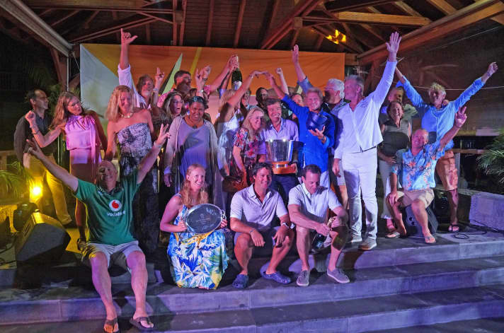 Zur Bucket gehören auch allabendliche Partys und eine ausgelassene Preisverleihung, bei der die Crew von „Nakupenda“ den Silbereimer für den Gesamtsieg entgegennahm