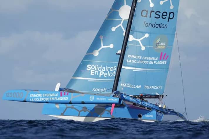 Gekentert: der Trimaran “Solidaires en Peloton – Arsep” von Thibault Vauchel-Camus. Der Skipper blieb unverletzt, konnte sich in den Mittelrumpf retten