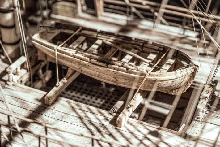 Das seefest verzurrte Beiboot der „HMS Chesapeake“ wurde wie alles an dem Modell aus der Erinnerung nachgebaut