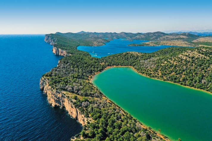 Der Naturpark in der Bucht Telascica (im Bild­hintergrund) ist ein beliebtes Etappenziel