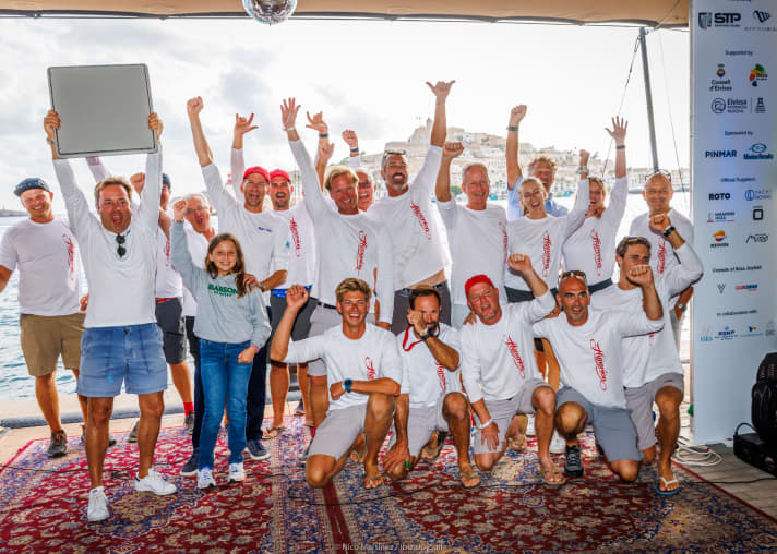 Die “Hyperion”-Crew feiert ihren Klassensieg bei der Ibiza JoySail 2022