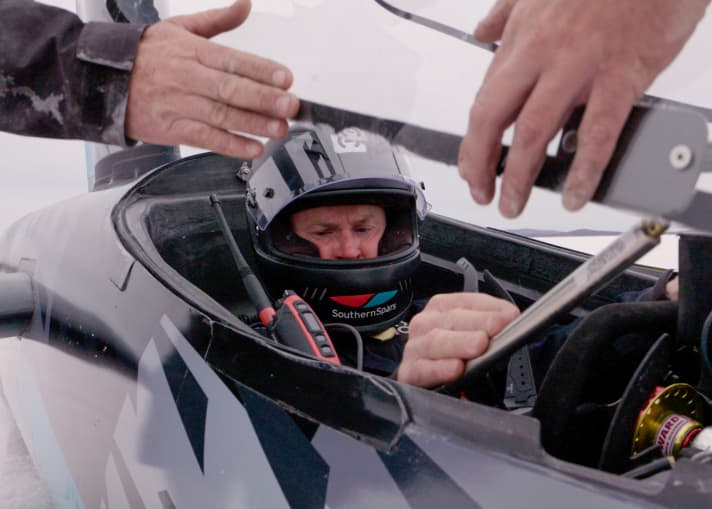 Fast wie bei der Formel 1: Pilot Glenn Ashby in seinem Cockpit 